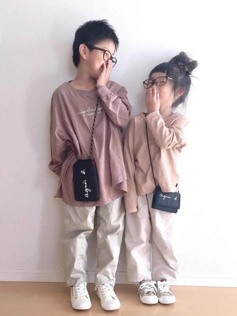 「ラブアンドピース2019、プチプラ、秋のコーデ、兄妹コーデ、おしゃれさんと繋がりたい、ブラウン」｜「LOWRYS FARMのコットンタックパンツ　837733（その他パンツ、ベージュ系）」を使った、haruhinaさん（キッズ・100cm）の秋コーディネートの1枚目の写真