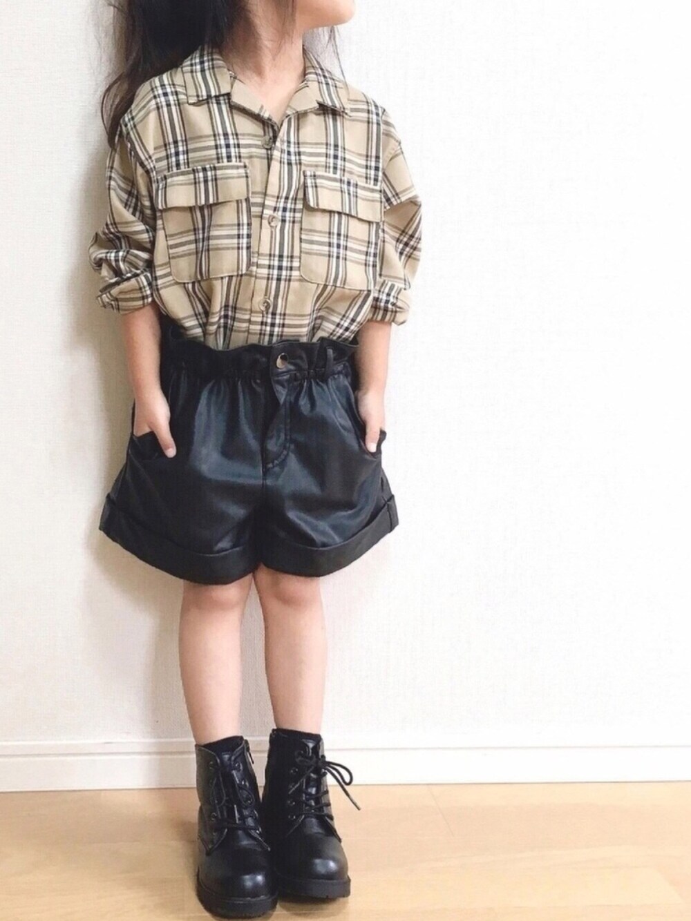 「秋コーデ、ショートパンツ、チェックシャツ、レザーパンツ、おしゃれさんと繋がりたい、編み上げブーツ、チェッカーずまつり2019秋告知、2019秋チェッカーず」｜「GLOBAL WORKの【キッズ】チェックカイキンシャツ長袖/844426（シャツ/ブラウス、ベージュ系）」を使った、haruhinaさん（キッズ・100cm）の秋コーディネートの1枚目の写真