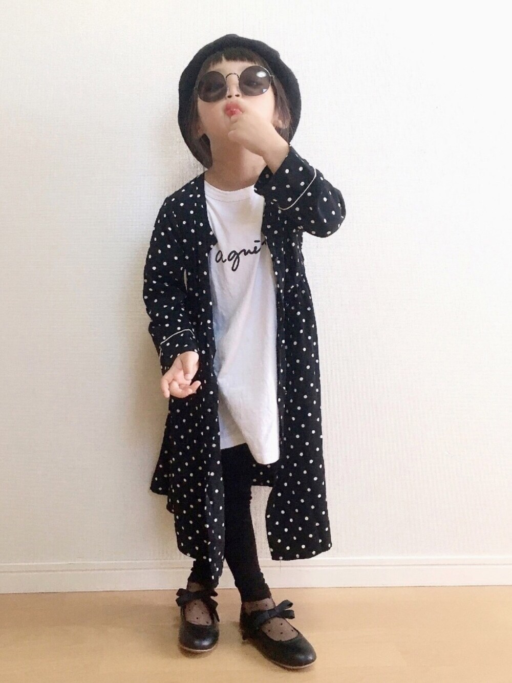 「モノトーン、ドット、ベレー帽、おしゃれさんと繋がりたい、女の子、agnes b.」｜「Right-onの【MPS】ドット柄シャツディガン（シャツワンピース、ブラック系）」を使った、haruhinaさん（キッズ・100cm）の秋コーディネートの1枚目の写真