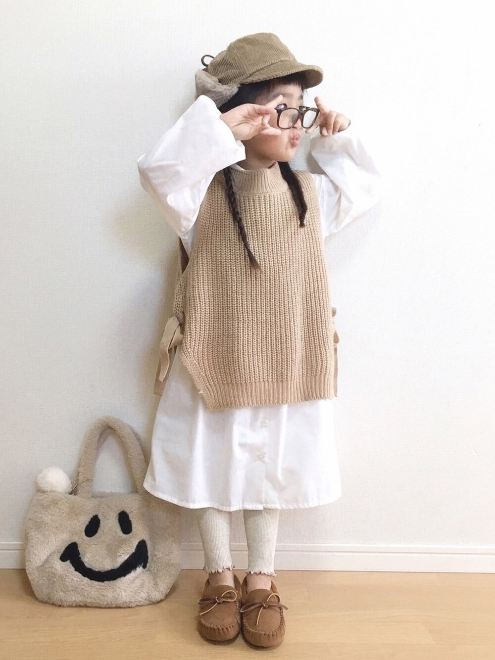 「ラブアンドピース2019、ニットベスト、ベージュ、フライトキャップ、モカシン、おしゃれさんと繋がりたい、女の子」｜「GLOBAL WORKの【ジュニア】ベストツキシャツワンピース/819250（シャツワンピース、ホワイト系）」を使った、haruhinaさん（キッズ・100cm）の秋コーディネートの1枚目の写真