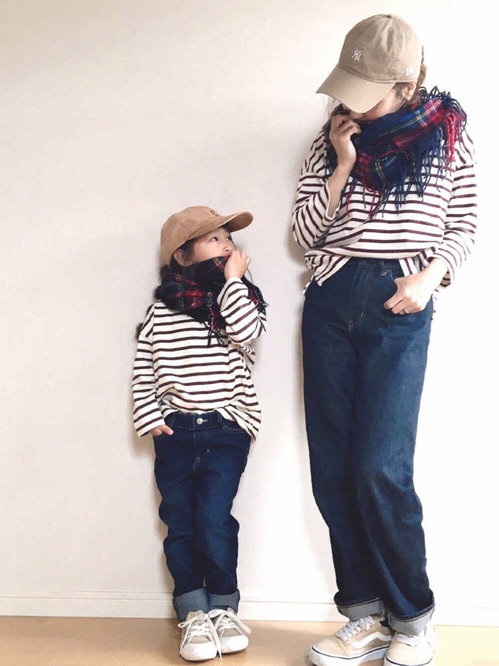「スニーカー、ボーダー、親子コーデ、リングマフラー、キャップ、カジュアル、おしゃれさんと繋がりたい、デニムパンツ」｜「無印良品のアイテム（トップス、その他）」を使った、haruhinaさん（キッズ・100cm）の秋コーディネートの1枚目の写真