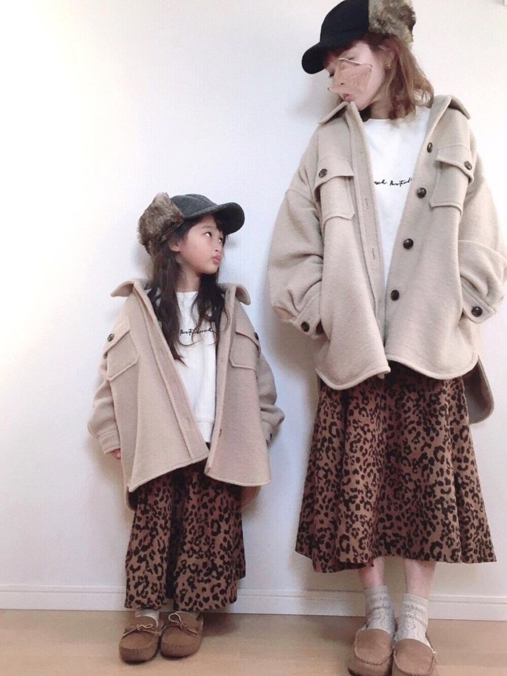 「おしゃれさんと繋がりたい、親子コーデ、フライトキャップ、CPOジャケット、レオパード、おそろいコーデ」｜「14+のフェイクファー耳付きCAP / フライト キャップ（キャップ、ブラック系）」を使った、haruhinaさん（キッズ・100cm）の秋コーディネートの1枚目の写真