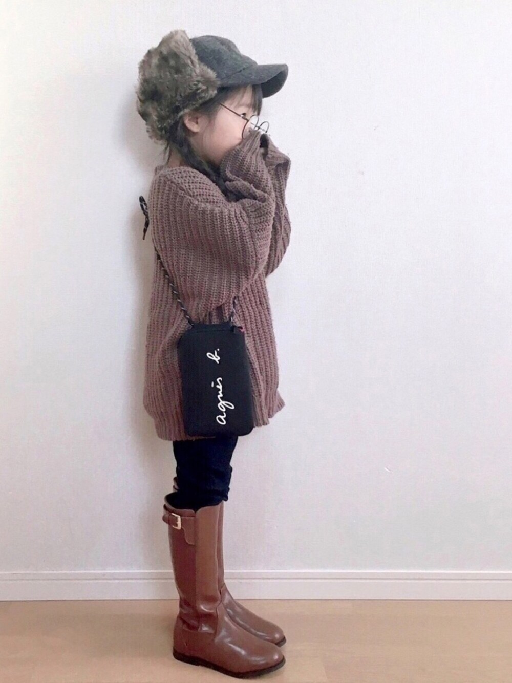 「おしゃれさんと繋がりたい、5歳、ニット、ロングブーツ、ブラウン、フライトキャップ」｜「14+のKIDSフェイクファー耳付きキャップ（キャップ、グレー系）」を使った、haruhinaさん（キッズ・100cm）の秋コーディネートの1枚目の写真