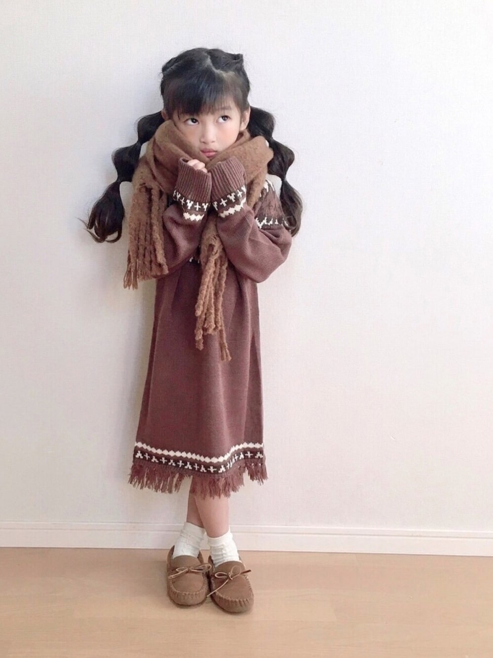 「ブラウン、ノルディック柄、ニットワンピース、たまねぎヘアー、おしゃれさんと繋がりたい、女の子」｜「3coinsのアイテム（マフラー、ブラウン系）」を使った、haruhinaさん（キッズ・100cm）の秋コーディネートの1枚目の写真