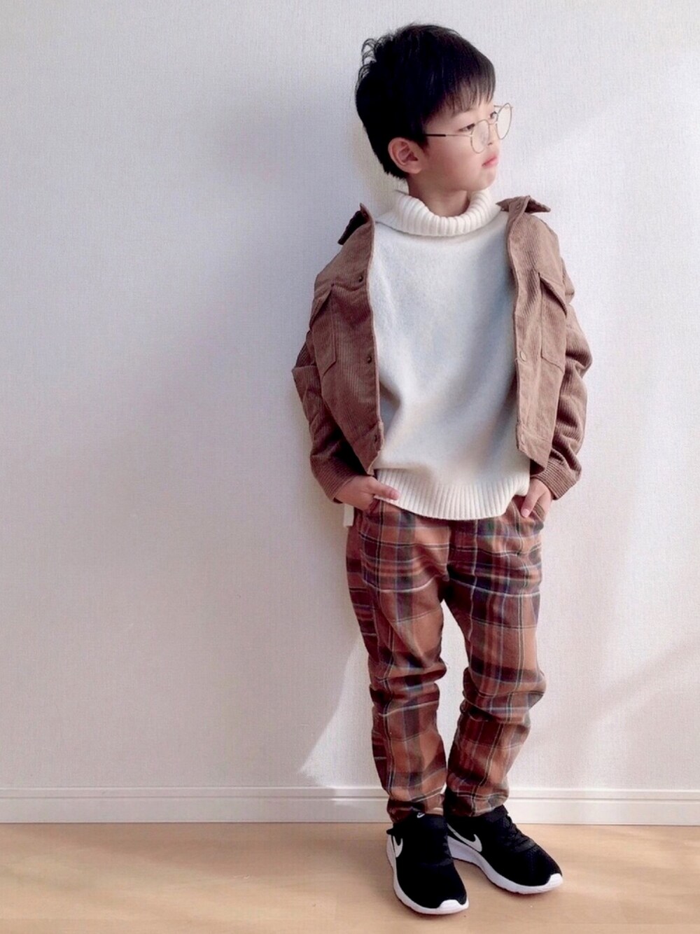 「カジュアル、チェックパンツ、コーデュロイ、男の子、メガネ男子、おしゃれさんと繋がりたい」｜「devirockのビッグシルエットコーデュロイジャケット（その他アウター、ブラウン系）」を使った、haruhinaさん（キッズ・100cm）の秋コーディネートの1枚目の写真