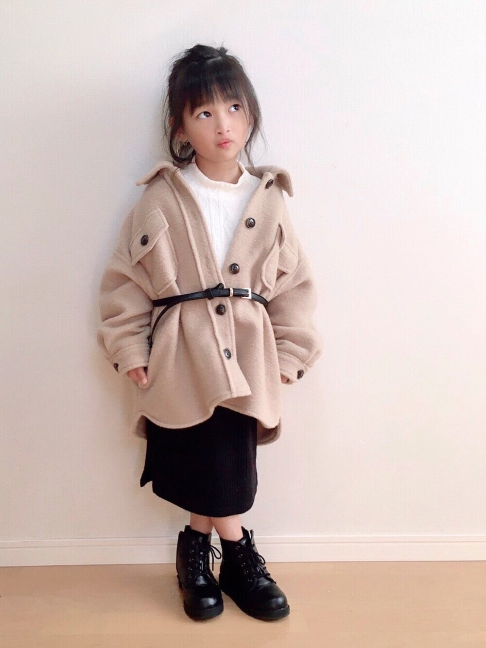 「CPOジャケット、細ベルト、タイトスカート、おしゃれさんと繋がりたい、オトナカジュアル」｜「petit mainのケーブル編みハイネック長袖ニット（ニット/セーター、ホワイト系）」を使った、haruhinaさん（キッズ・100cm）の秋コーディネートの1枚目の写真