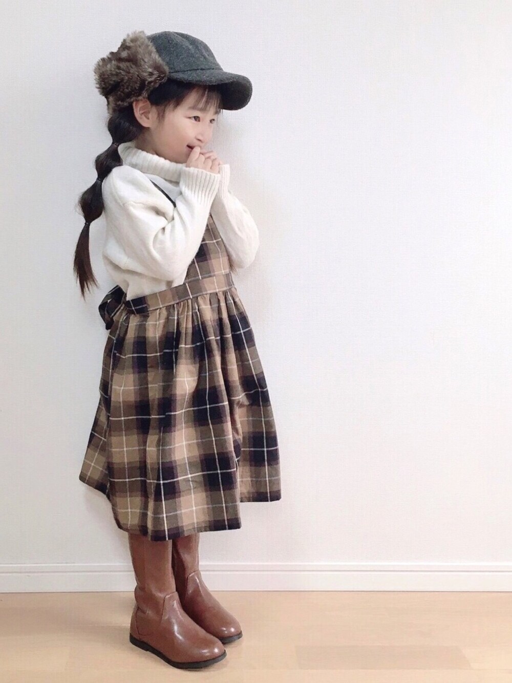 「hokkoriko、エプロンワンピース、フライトキャップ、ニット、おしゃれさんと繋がりたい、5歳」｜「14+のKIDSフェイクファー耳付きキャップ（キャップ、グレー系）」を使った、haruhinaさん（キッズ・100cm）の秋コーディネートの1枚目の写真
