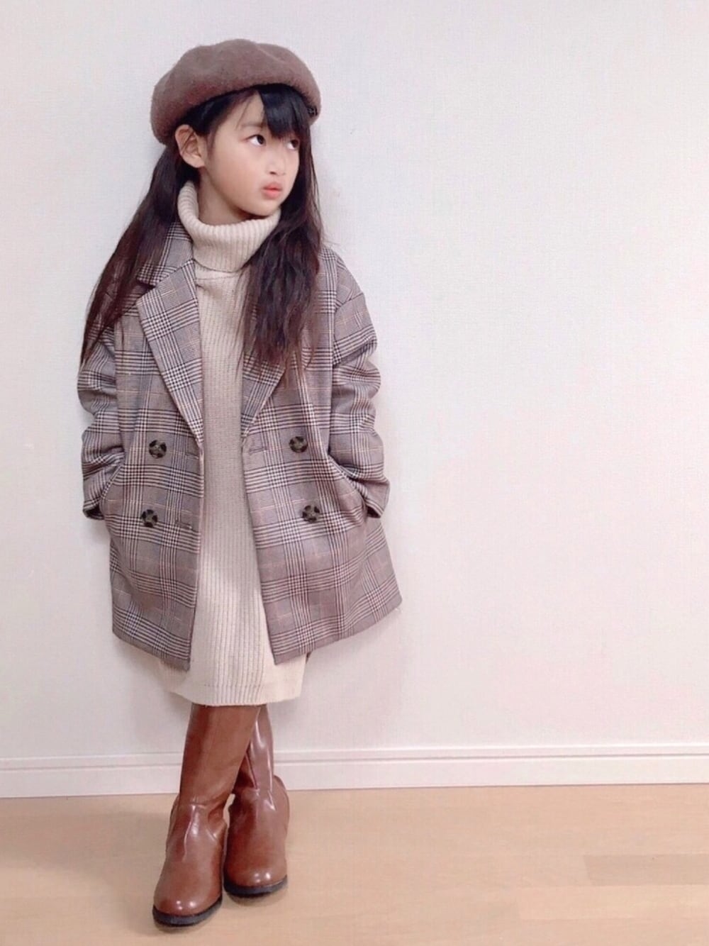 「おしゃれさんと繋がりたい、チェックコート、ベレー帽、ロングブーツ、ニットワンピース、女の子」｜「GLOBAL WORKの【キッズ】コクーンチェスターコート/841399（チェスターコート、ブラウン系）」を使った、haruhinaさん（キッズ・100cm）の冬コーディネートの1枚目の写真