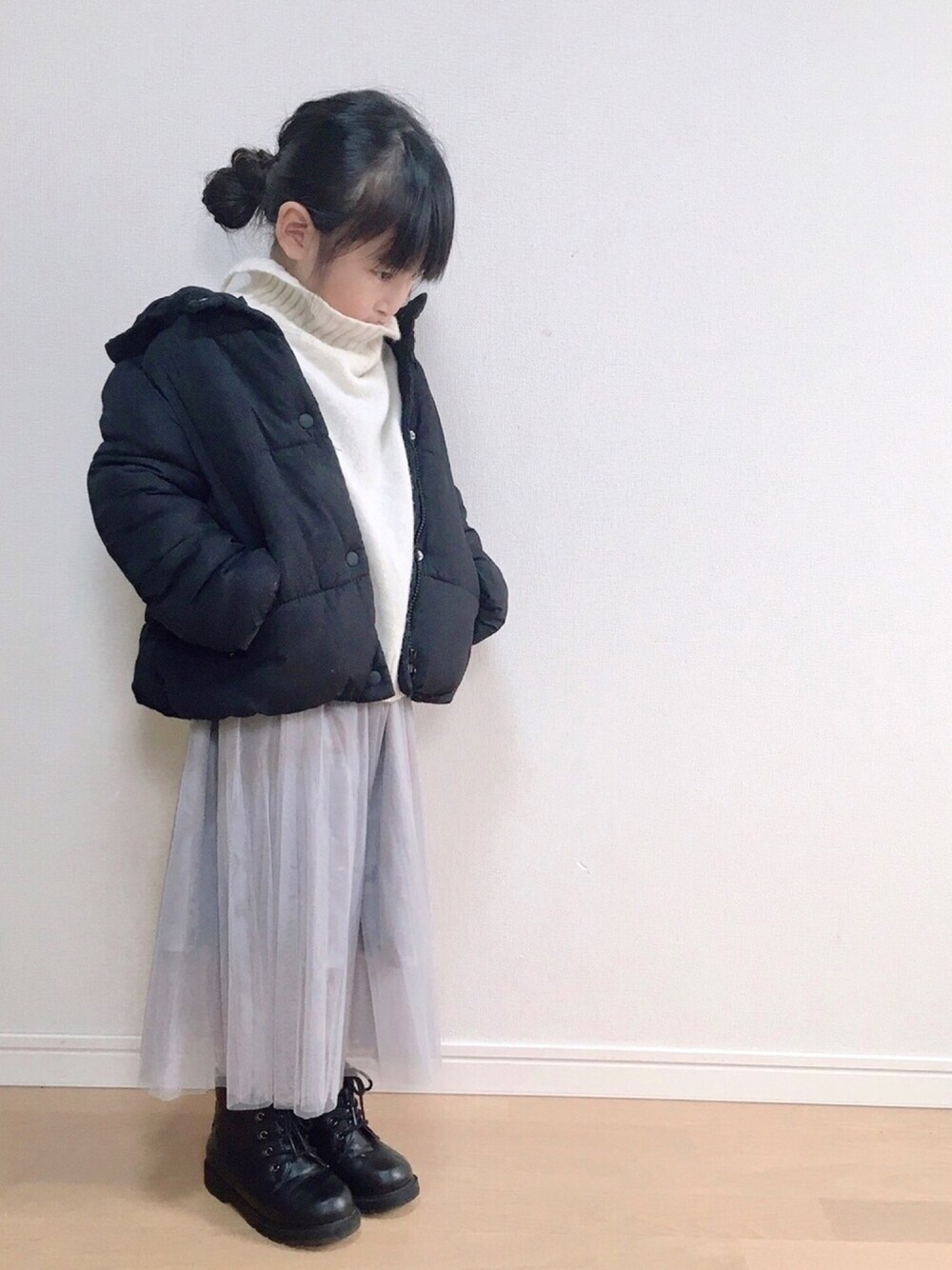 「ダウンジャケット、プチプラ、冬コーデ、女の子、おしゃれさんと繋がりたい、チュールスカート、ニット」｜「Bee des Beeのダウン風 ジャケット（ダウンジャケット/コート、ブラック系）」を使った、haruhinaさん（キッズ・100cm）の冬コーディネートの1枚目の写真
