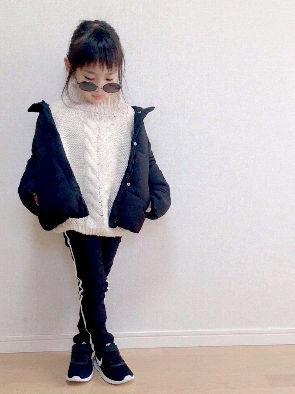 「シンプルコーデ、プチプラ、モノトーン、ラインパンツ、ニット、おしゃれさんと繋がりたい、ダウンジャケット」｜「Bee des Beeのダウン風 ジャケット（ダウンジャケット/コート、ブラック系）」を使った、haruhinaさん（キッズ・100cm）の冬コーディネートの1枚目の写真