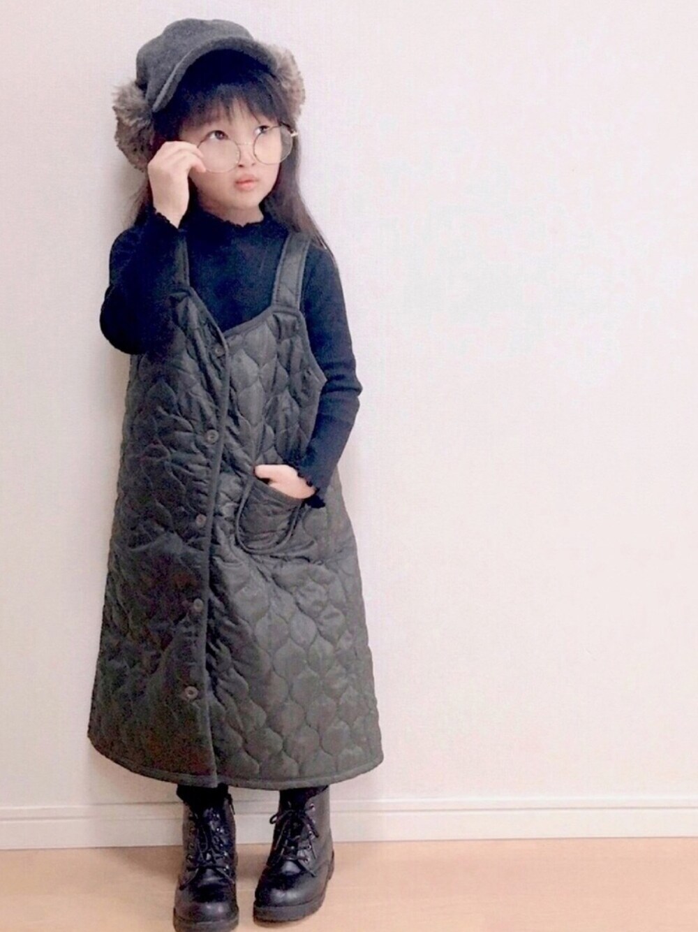 「おしゃれさんと繋がりたい、ジャンパースカート、フライトキャップ、カーキ、女の子、キルティング」｜「14+のKIDSフェイクファー耳付きキャップ（キャップ、グレー系）」を使った、haruhinaさん（キッズ・100cm）の冬コーディネートの1枚目の写真