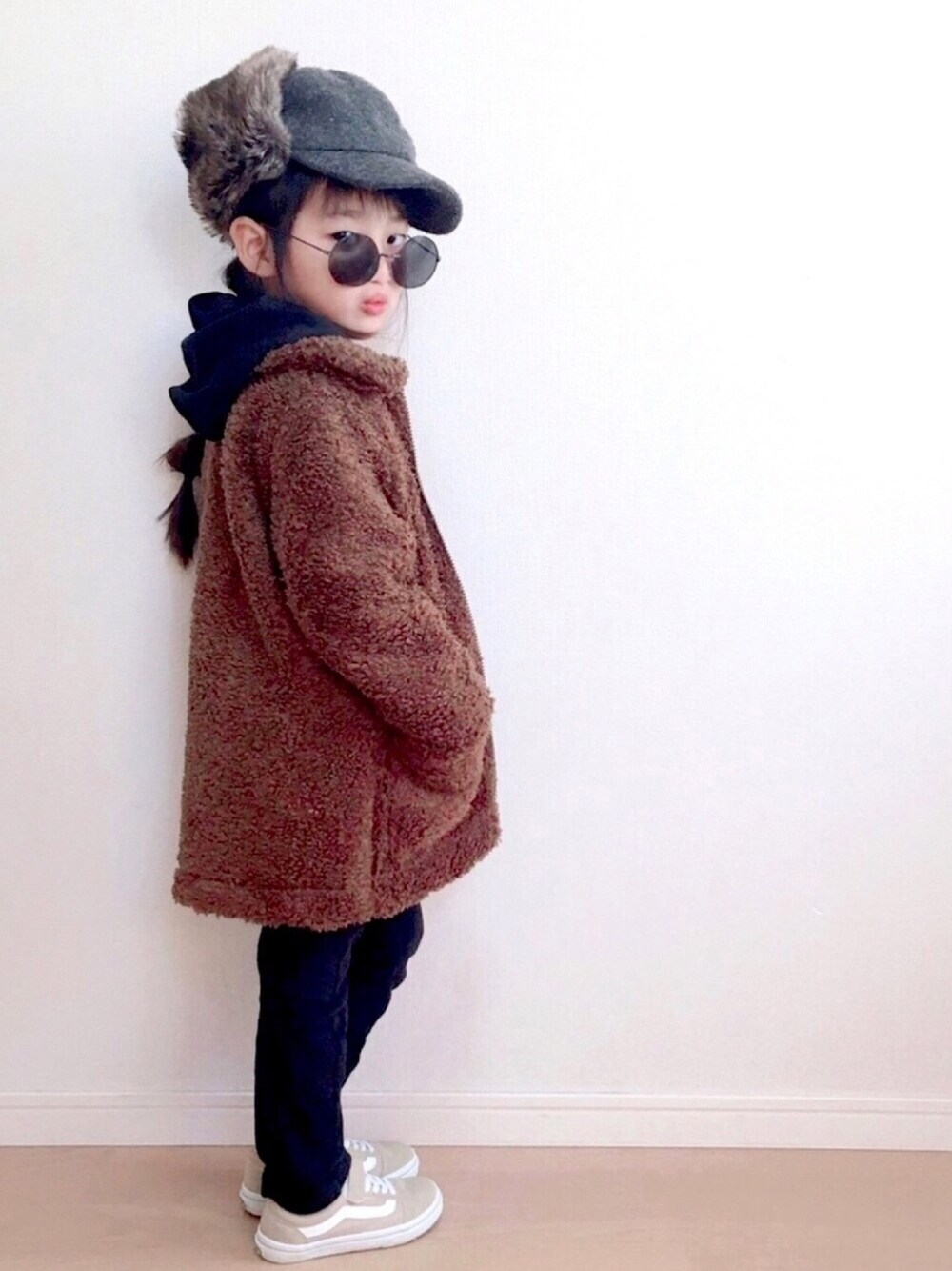 「冬アウター着回しチャレンジ、フライトキャップ、ボアコート、UNIQLO、おしゃれさんと繋がりたい、シンプル」｜「14+のKIDSフェイクファー耳付きキャップ（キャップ、グレー系）」を使った、haruhinaさん（キッズ・100cm）の冬コーディネートの1枚目の写真