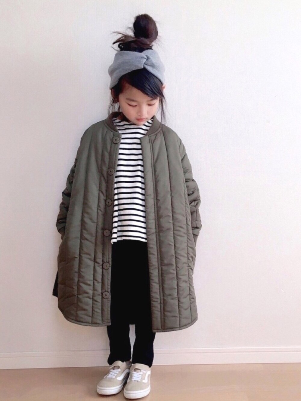 「冬アウター着回しチャレンジ、おしゃれさんと繋がりたい、黒スキニー、中綿コート、ボーダー、ヘアバンド、シンプル」｜「antiquaの中綿ロングコート（その他アウター、グリーン系）」を使った、haruhinaさん（キッズ・100cm）の冬コーディネートの1枚目の写真