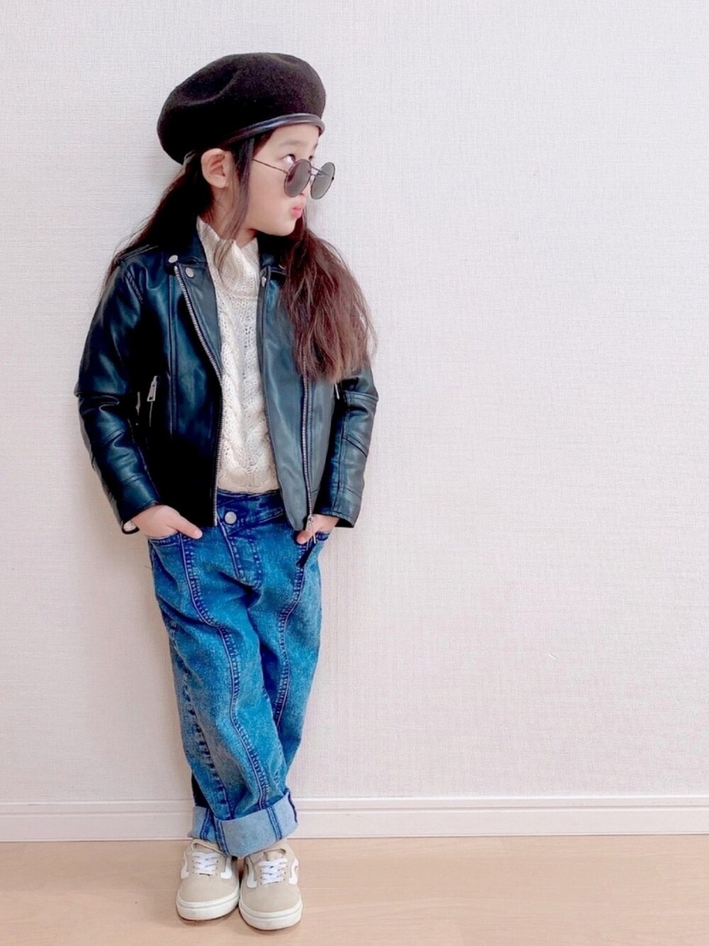 「ライダース、おしゃれさんと繋がりたい、デニム、5歳、GU、プチプラ」｜「CIAOPANIC TYPYの【ママとおそろい】パイピングベレー帽（ハンチング/ベレー帽、ブラウン系）」を使った、haruhinaさん（キッズ・100cm）の冬コーディネートの1枚目の写真