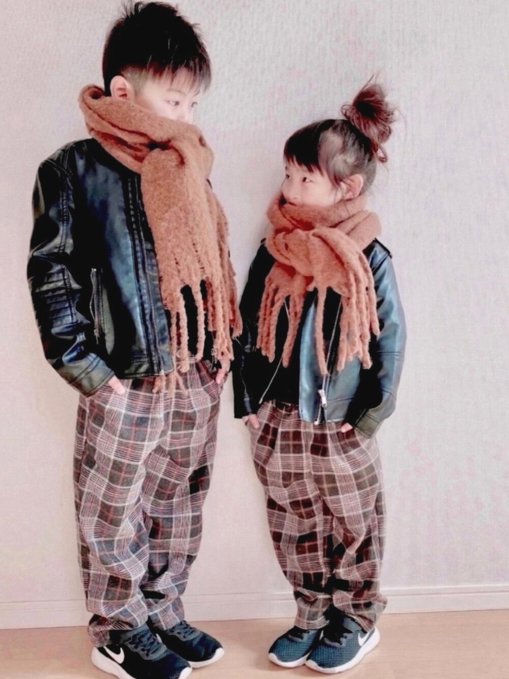 「devirock、兄妹コーデ、ライダース、ボリュームマフラー、チェックパンツ、プチプラ、おしゃれさんと繋がりたい」｜「H&Mのアイテム（ライダースジャケット、ブラック系）」を使った、haruhinaさん（キッズ・100cm）の冬コーディネートの1枚目の写真