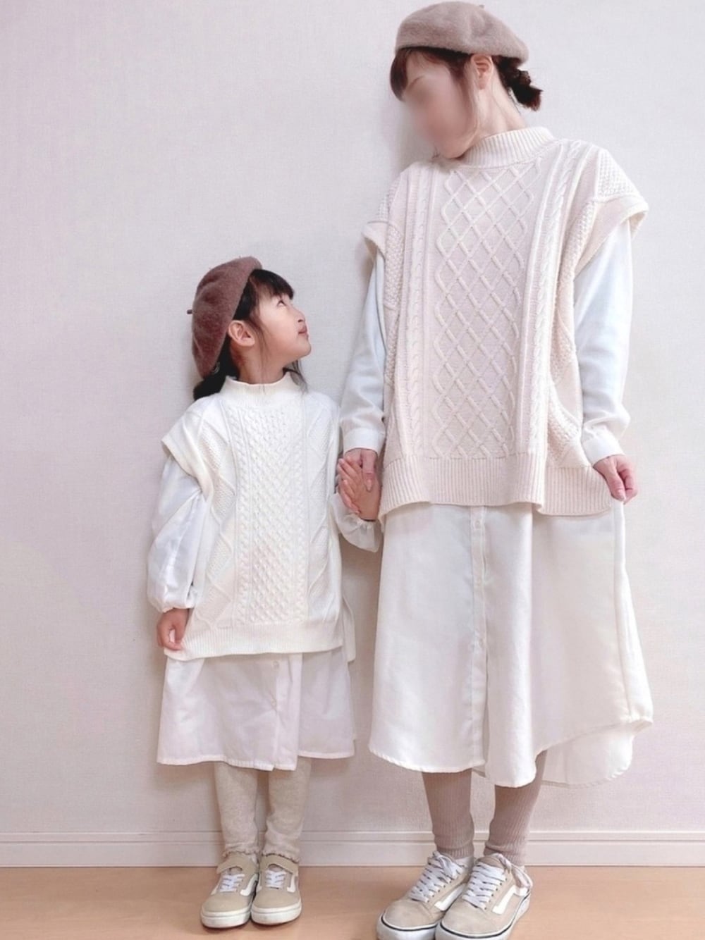 「休日スタイル、おしゃれさんと繋がりたい、オールドスクール、親子コーデ、ニットベスト、シャツワンピ、ワントーンコーデ」｜「DISCOATのケーブルハイネックニットベスト（ベスト、ホワイト系）」を使った、haruhinaさん（キッズ・100cm）の冬コーディネートの1枚目の写真