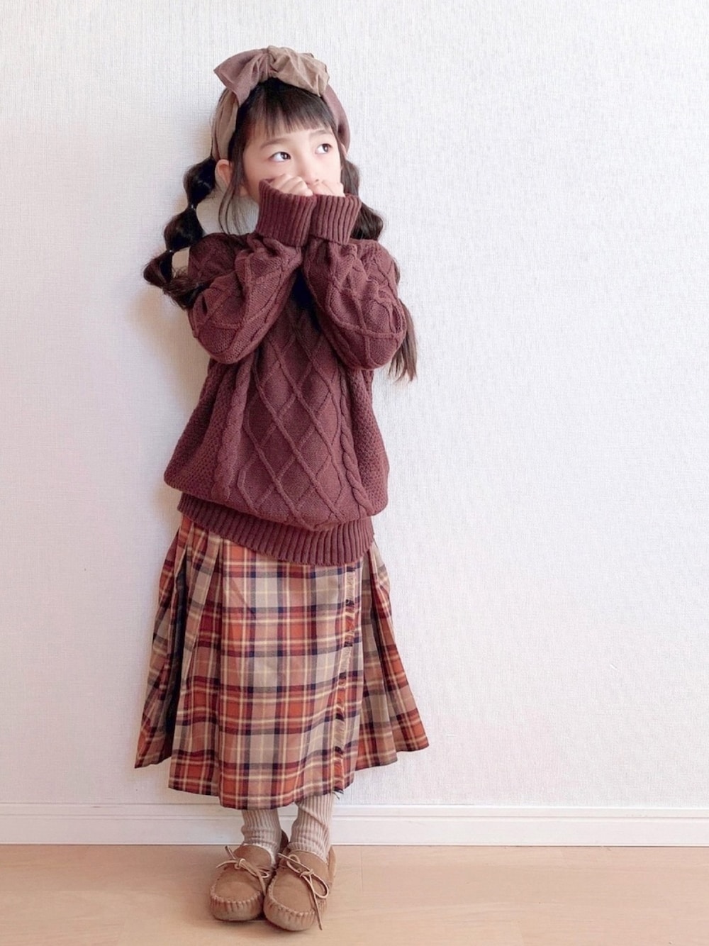 「ブラウン色に染まれ、女の子、ブラウンコーデ、ブラウン、おしゃれさんと繋がりたい、チエックスカート、ヘアバンド」｜「CIAOPANIC TYPYの【CIAOPANIC TYPY lil'】バイカラーBIGターバン（ヘアバンド、ブラウン系）」を使った、haruhinaさん（キッズ・100cm）の冬コーディネートの1枚目の写真