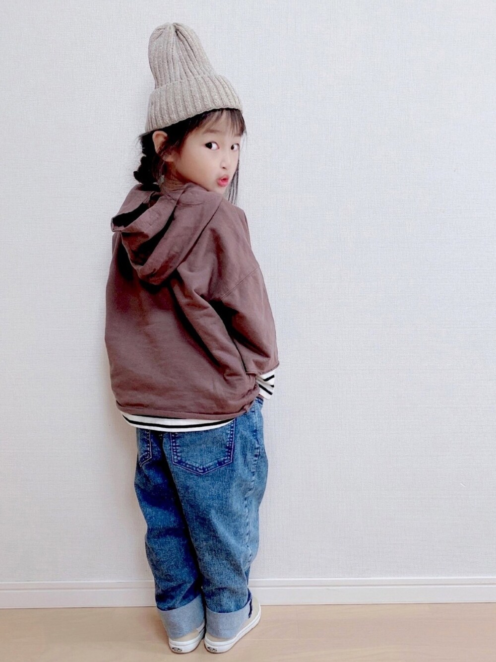 「ブラウン色に染まれ、ブラウン、デニムパンツ、プチプラ、ニット帽、おしゃれさんと繋がりたい、レイヤードスタイル」｜「devirockの切りっぱなしミニ裏毛7分袖パーカー（パーカー、ブラウン系）」を使った、haruhinaさん（キッズ・100cm）の冬コーディネートの1枚目の写真
