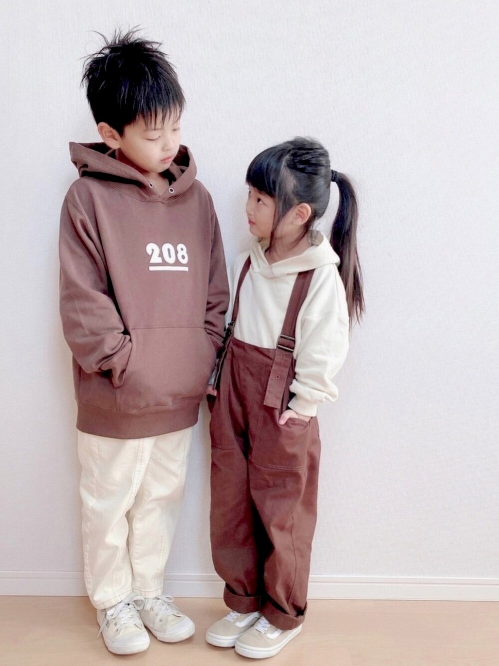 「祝ニブンノイチ、おけちゃんありがとう♡、ブラウン色に染まれ、兄妹コーデ、おしゃれさんと繋がりたい、祝イチブンノニ、ひまちゃんおめでとう♡」｜「petit mainの裏毛プルパーカー（スウェット、ホワイト系）」を使った、haruhinaさん（キッズ・100cm）の冬コーディネートの1枚目の写真