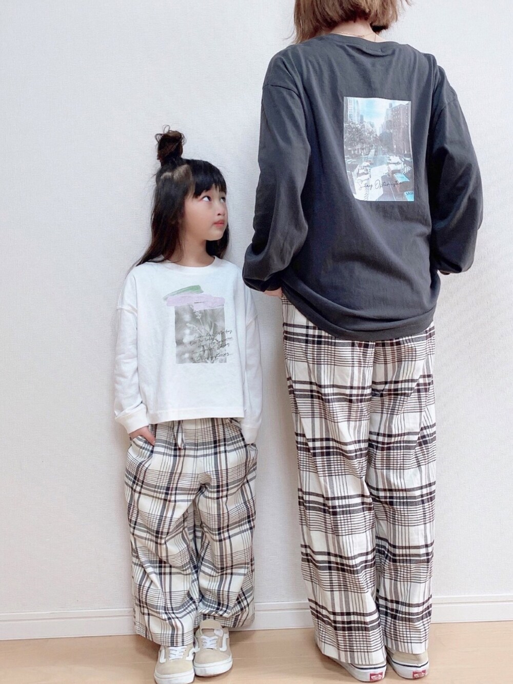 「おしゃれさんと繋がりたい、親子コーデ、チェックパンツ、フォトT」｜「LOWRYS FARMのフォトロンＴ　875268（Tシャツ/カットソー、グレー系）」を使った、haruhinaさん（キッズ・100cm）の冬コーディネートの1枚目の写真