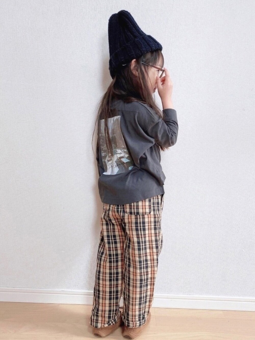 「ゆるコーデ、ニット帽、チェックパンツ、バックプリント、おしゃれさんと繋がりたい」｜「LOWRYS FARMの【KIDS】フォトロンＴ　875536（Tシャツ/カットソー、グレー系）」を使った、haruhinaさん（キッズ・100cm）の冬コーディネートの1枚目の写真