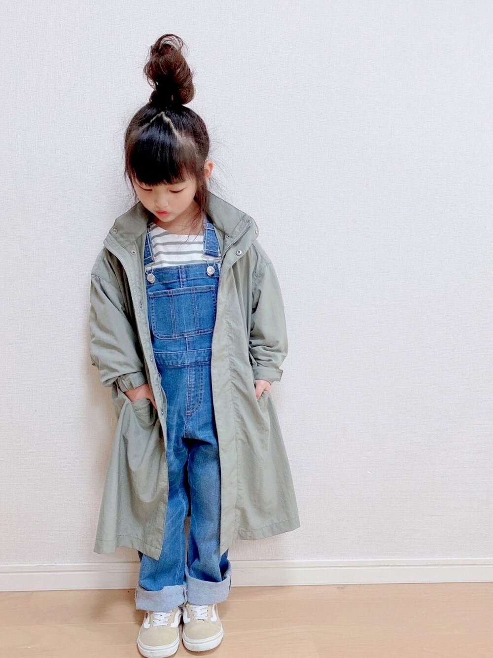 「おしゃれさんと繋がりたい、LOWRYS FARM、モンスターパーカー、春コーデ、デニムサロペット、おだんごヘアー、オーバーオール」｜「LOWRYS FARMのモンスターパーカー　860973（テーラードジャケット、グリーン系）」を使った、haruhinaさん（キッズ・100cm）の冬コーディネートの1枚目の写真
