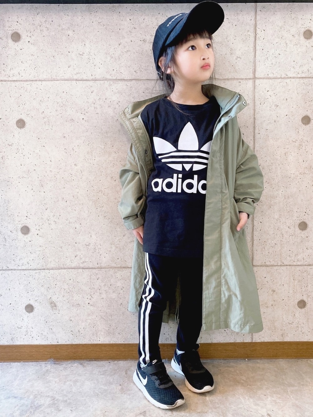 「おしゃれさんと繋がりたい、モンスターパーカー、スポーツミックス、女の子、レギンス、アディダス」｜「LOWRYS FARMのモンスターパーカー　860973（テーラードジャケット、グリーン系）」を使った、haruhinaさん（キッズ・100cm）の冬コーディネートの1枚目の写真