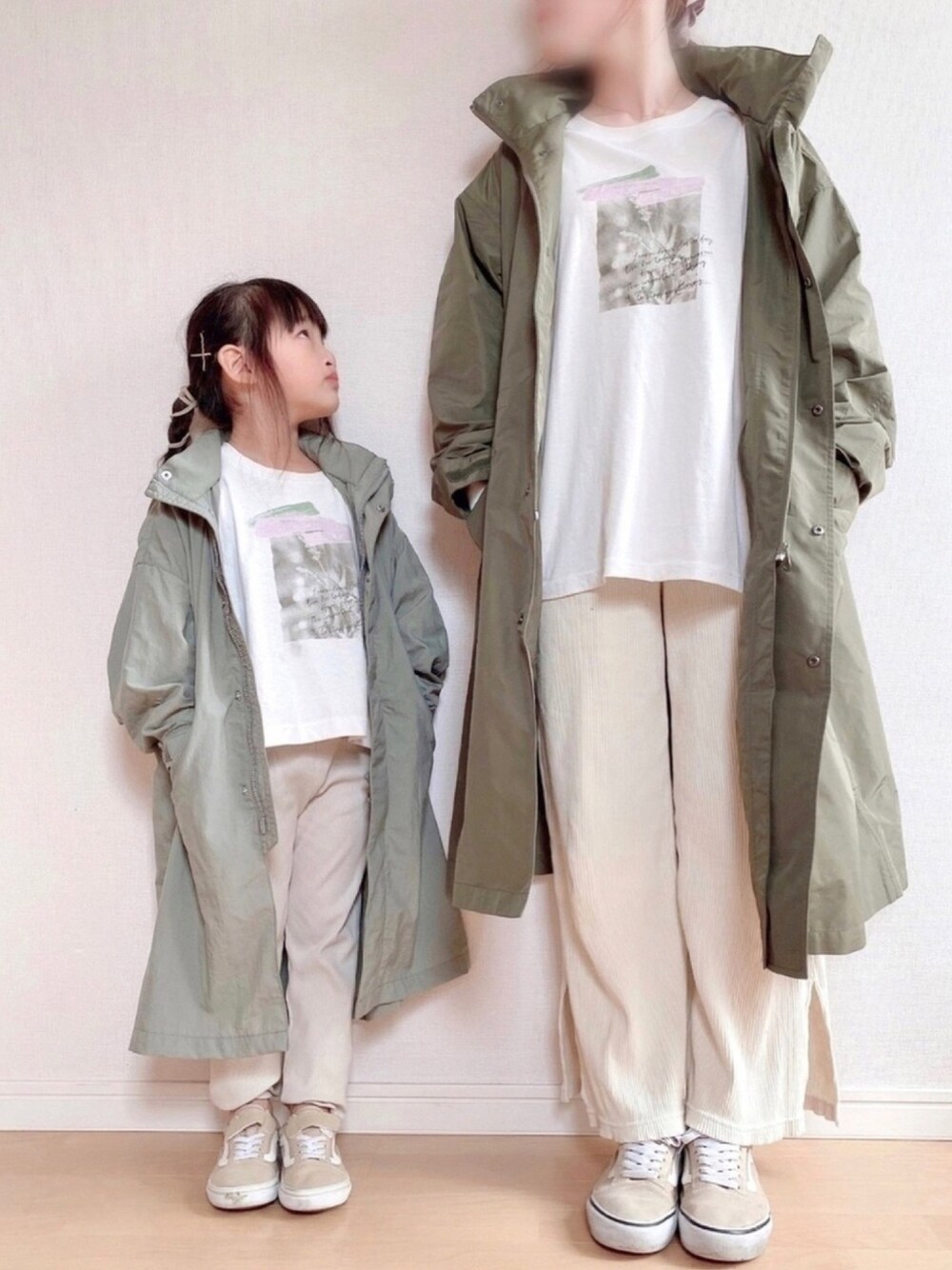 グリーン系のテーラードジャケット、グリーン系のジャケット/アウター、ホワイト系のTシャツ/カットソーを着用したキッズの春コーディネートの1枚目の写真
