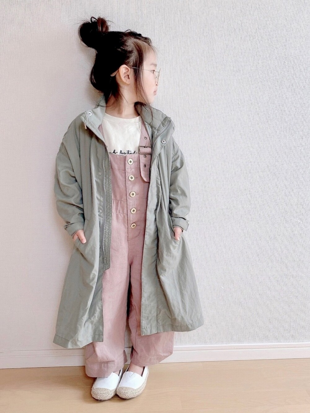 「パステル映える春、桜もちコーデフェス2020、女の子、パステルカラー、公園コーデ、モンスターパーカー、サロペット」｜「LOWRYS FARMのモンスターパーカー　860973（テーラードジャケット、グリーン系）」を使った、haruhinaさん（キッズ・100cm）の春コーディネートの1枚目の写真