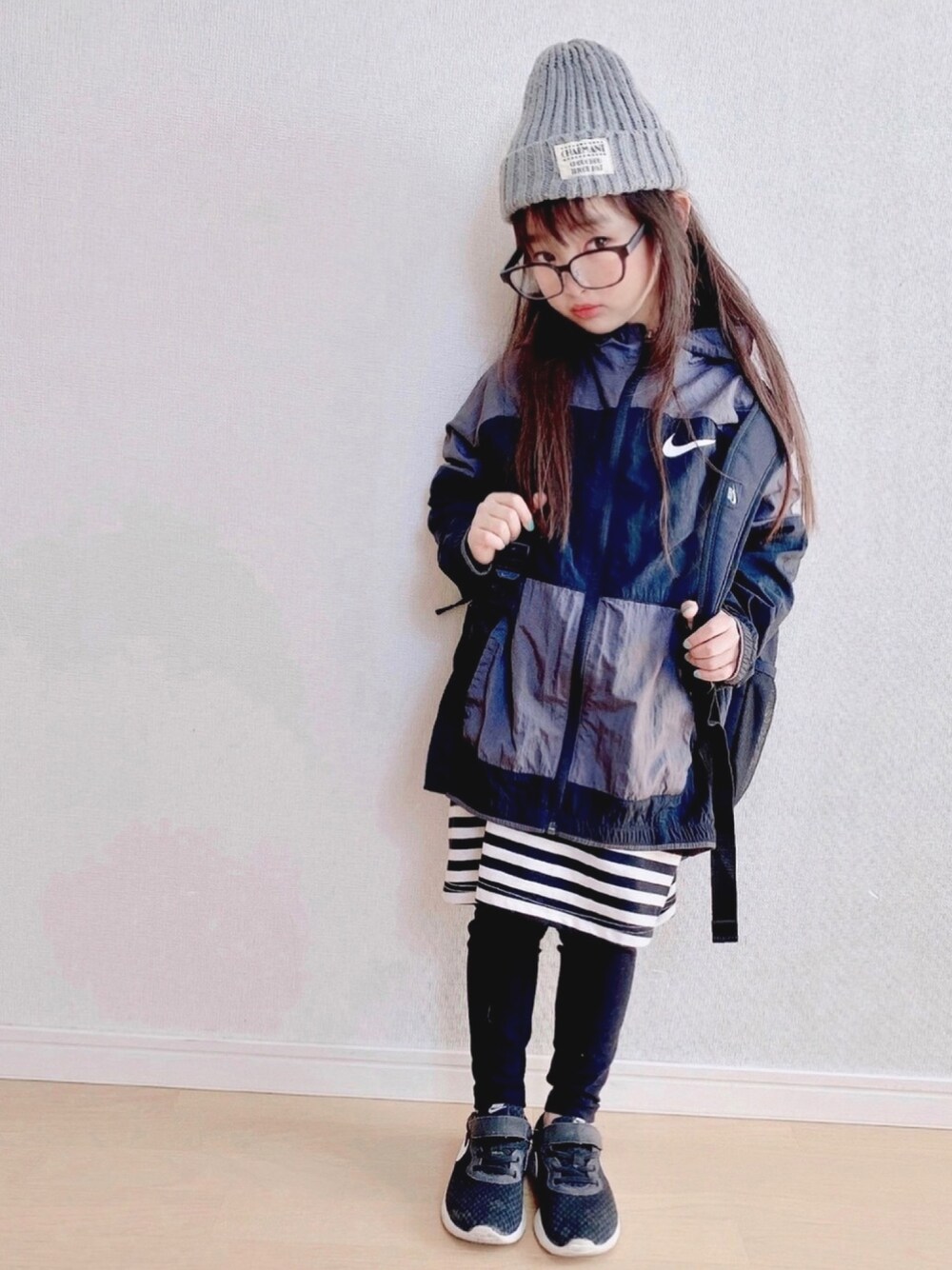 「カジュアルコーデ、めがね、5歳、ナイキ、ナイキスニーカー、おしゃれさんと繋がりたい」｜「green label relaxingのNIKE（ナイキ）ウーブンジャケット（ブルゾン、ブラック系）」を使った、haruhinaさん（キッズ・100cm）の春コーディネートの1枚目の写真