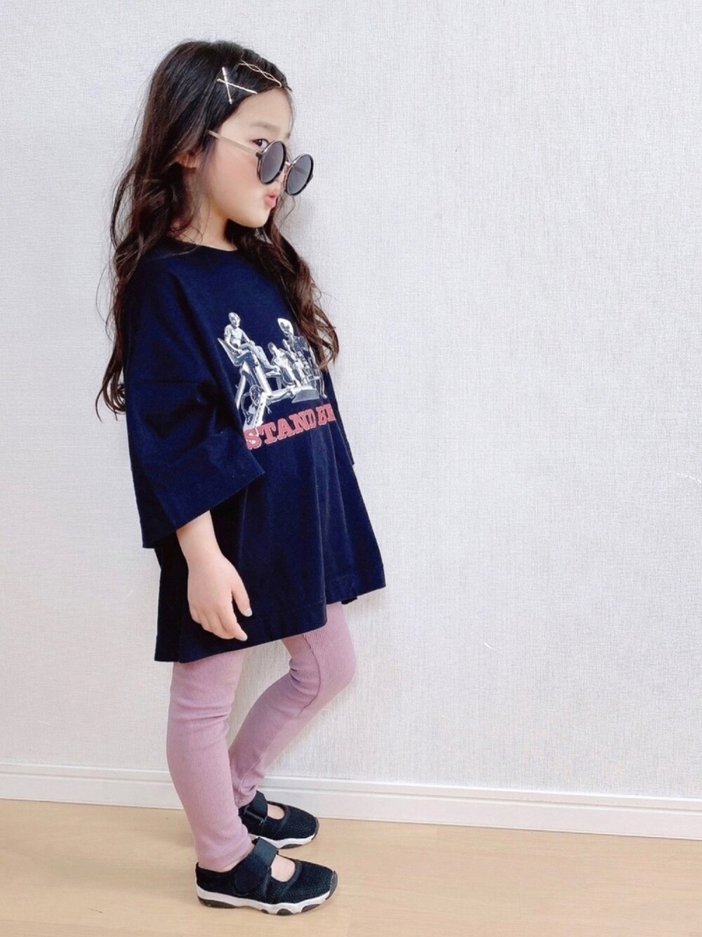 「おしゃれさんと繋がりたい、休日スタイル、女の子、プチプラ、カラーパンツ、GU」｜「GUのアイテム（Tシャツ/カットソー、ブラック系）」を使った、haruhinaさん（キッズ・100cm）の春コーディネートの1枚目の写真