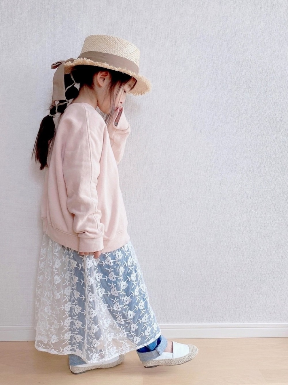 「5歳、パステルカラー、ピンク、レイヤードスタイル、デニム、おしゃれさんと繋がりたい、ラフィアハット」｜「petit mainのラフィアハット（ハット、ブラウン系）」を使った、haruhinaさん（キッズ・100cm）の春コーディネートの1枚目の写真