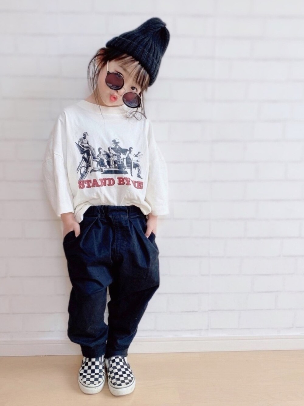 ホワイト系のTシャツ/カットソー、ブラック系のパンツ、その他のスリッポンを着用したキッズの春コーディネートの1枚目の写真