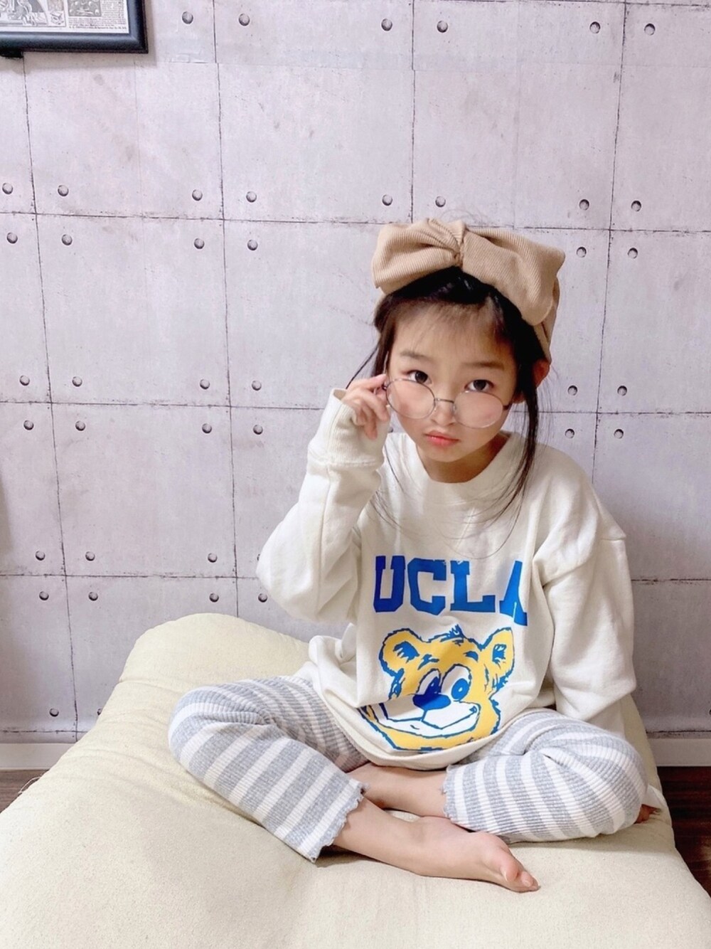 「おうちファッション、女の子、オーバーサイズ、ゆるコーデ、リラックススタイル、レギンス、めがね、おしゃれさんと繋がりたい」｜「CIAOPANIC TYPYの【CIAOPANIC TYPY lil'】BIGリブターバン（ヘアバンド、イエロー系）」を使った、haruhinaさん（キッズ・100cm）の春コーディネートの1枚目の写真
