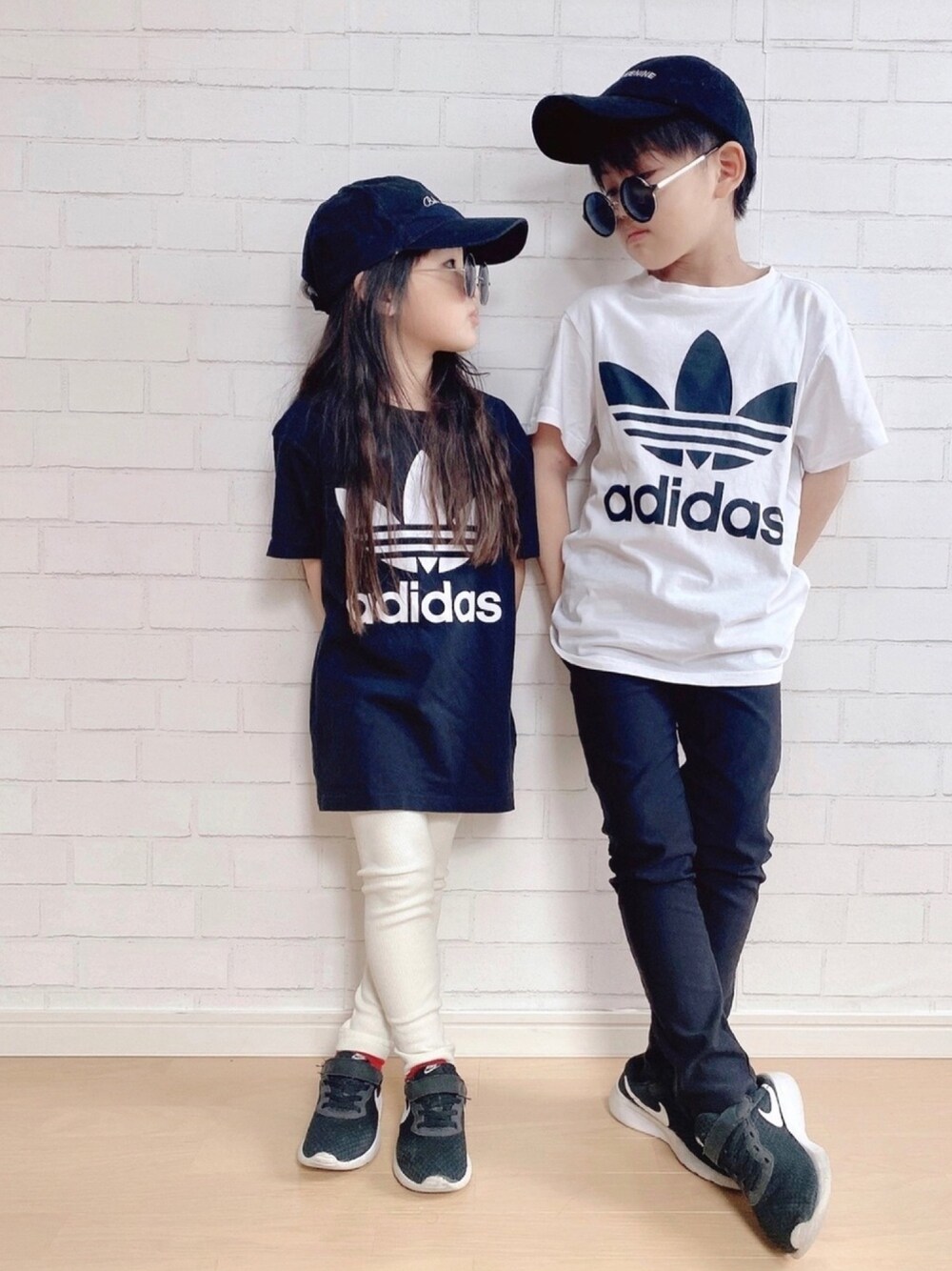 「モノトーン、キャップ、兄妹コーデ、スニーカーコーデ、adidas、おしゃれさんと繋がりたい」｜「adidasの【adicolor】オリジナルス Tシャツ[TREFOIL TEE]（Tシャツ/カットソー、ホワイト系）」を使った、haruhinaさん（キッズ・110cm）の春コーディネートの1枚目の写真
