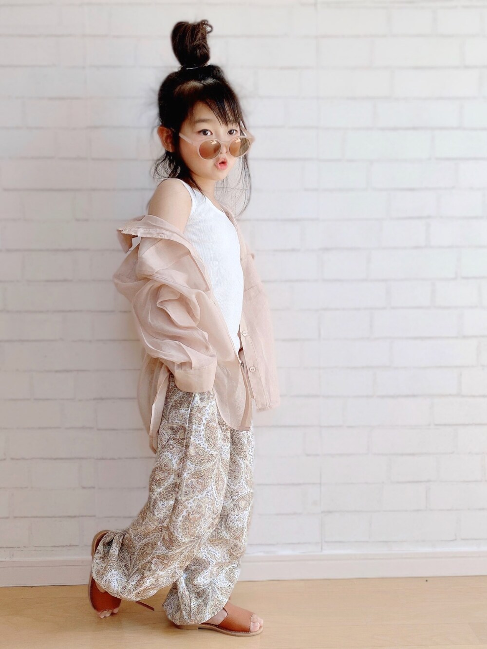 ピンク系のシャツ/ブラウス、ホワイト系のタンクトップ、その他のパンツを着用したキッズの春コーディネートの1枚目の写真