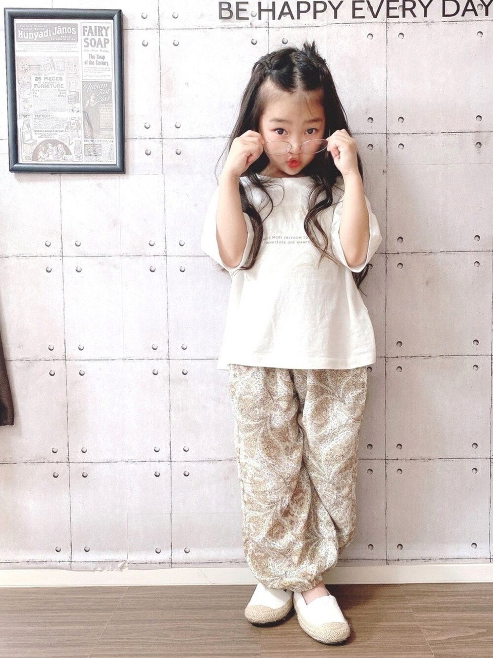 「休日スタイル、Tシャツ、おしゃれさんと繋がりたい、女の子、リラックススタイル、おうちファッション」｜「LOWRYS FARMのアソートフォトＢＩＧＴＥＥ　886712（Tシャツ/カットソー、ホワイト系）」を使った、haruhinaさん（キッズ・110cm）の春コーディネートの1枚目の写真