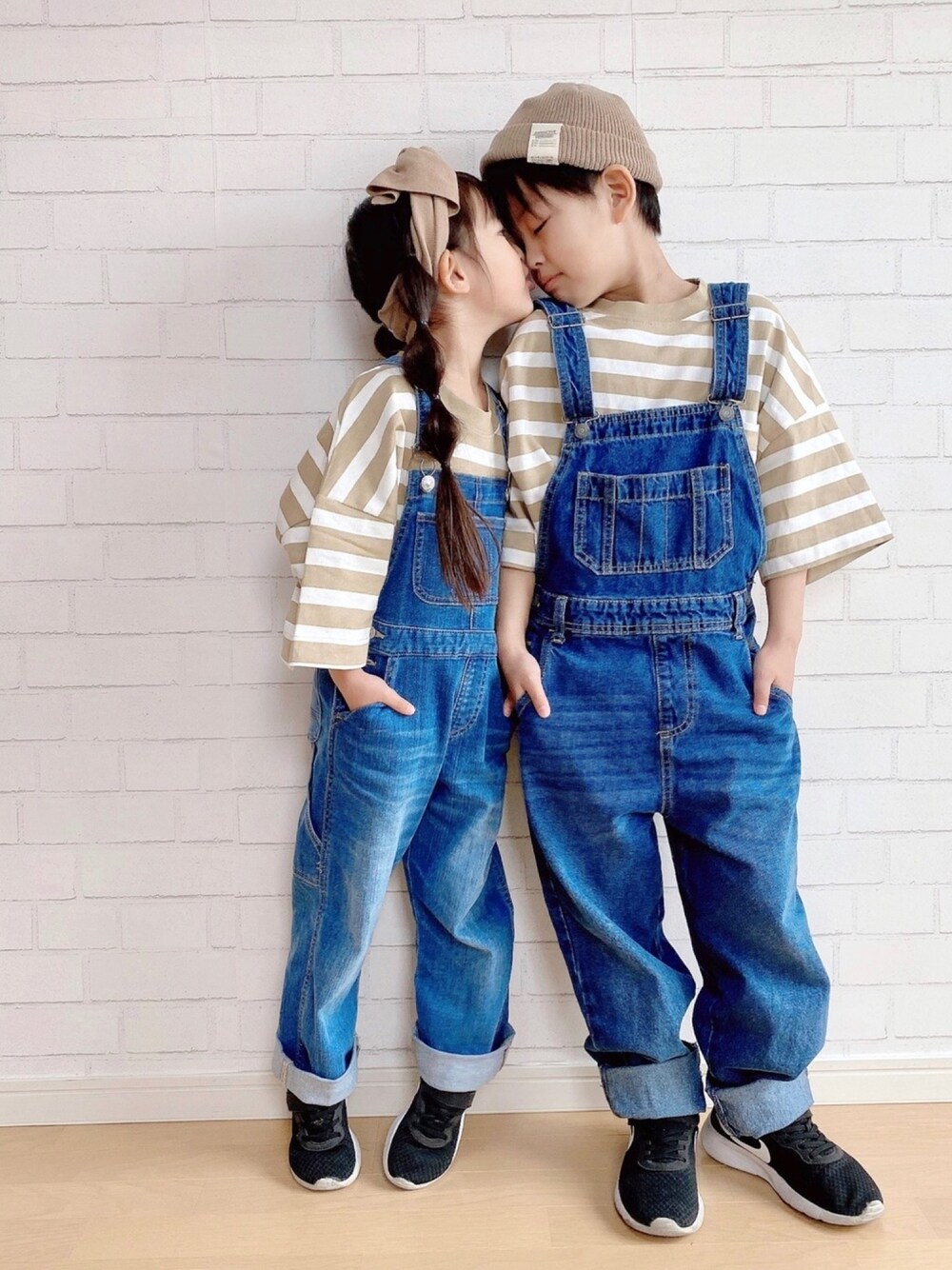 ベージュ系のTシャツ/カットソー、ブルー系のサロペット/オーバーオール、ブルー系のオールインワン・サロペットを着用したキッズの春コーディネートの1枚目の写真