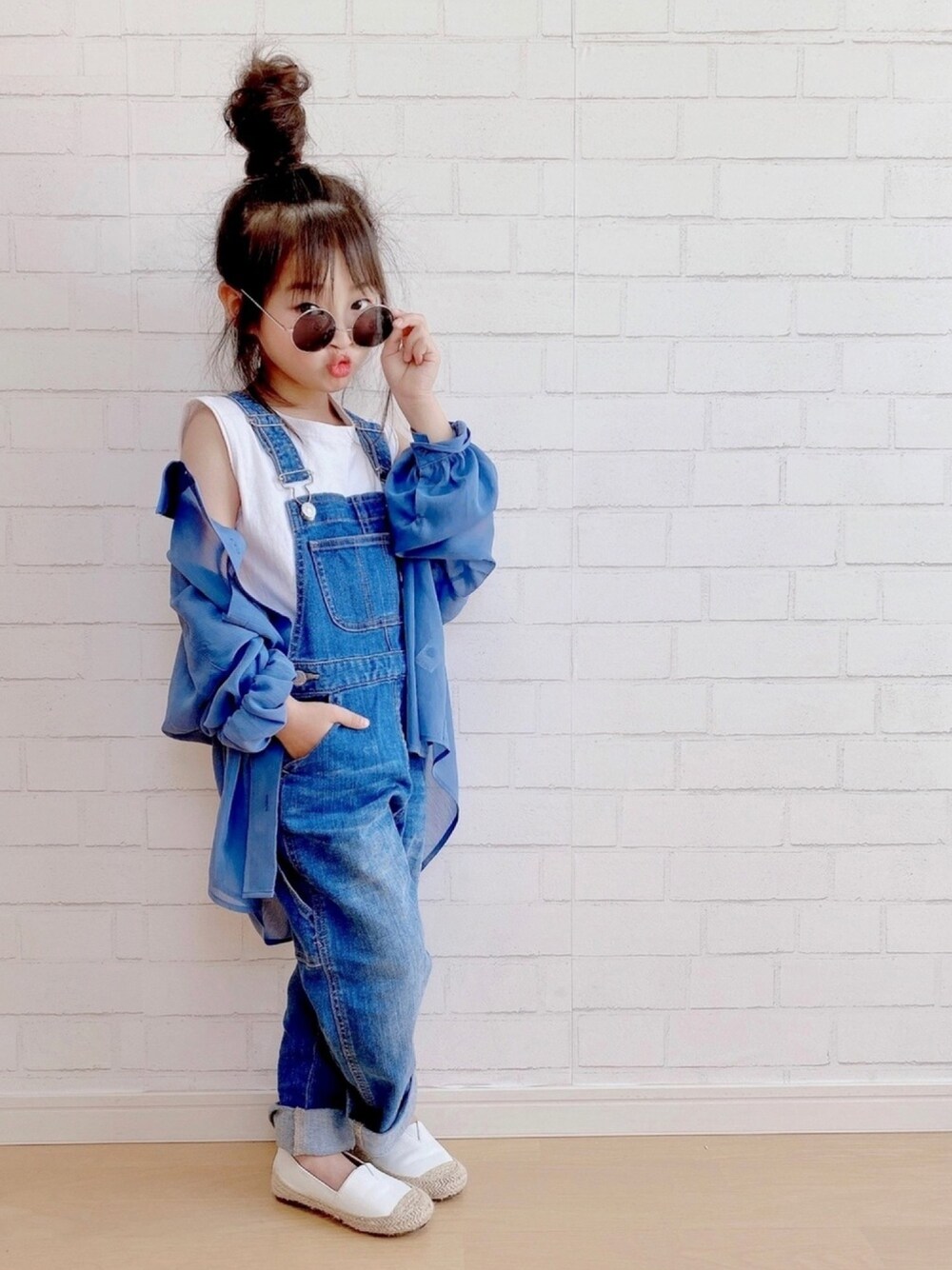 「部屋撮り、GU、シアーシャツ、サロペット、おしゃれさんと繋がりたい、おうちファッション、デニサロ」｜「GUのアイテム（シャツ/ブラウス、ブルー系）」を使った、haruhinaさん（キッズ・110cm）の春コーディネートの1枚目の写真