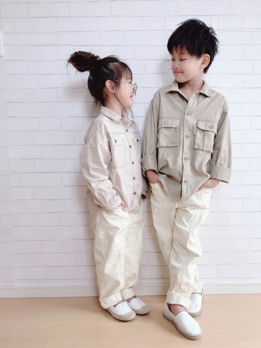 「ベージュ、休日スタイル、プチプラ、おしゃれさんと繋がりたい、兄妹コーデ、ワントーンコーデ、笑顔でstayhome」｜「CIAOPANIC TYPYの【ママとおそろい】製品染ビッグシャツ（シャツ/ブラウス、ベージュ系）」を使った、haruhinaさん（キッズ・110cm）の春コーディネートの1枚目の写真
