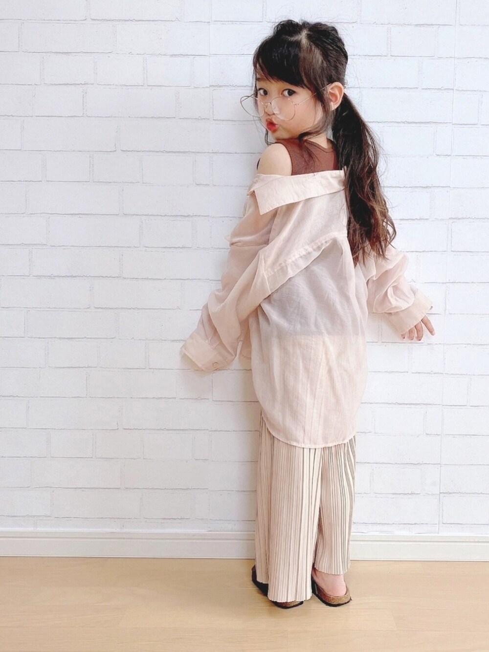 ブラウン系のタンクトップ、ピンク系のシャツ/ブラウス、ベージュ系のその他パンツを着用したキッズの春コーディネートの1枚目の写真