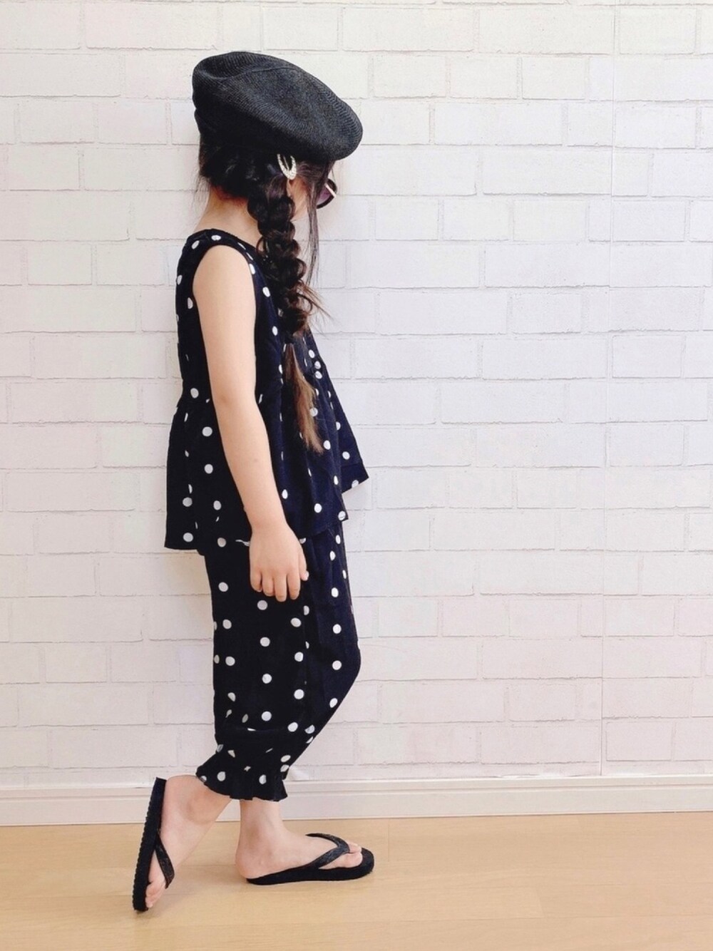 「プチプラ、ビーチサンダル、セットアップ、ドット、韓国子供服、ベレー帽、おしゃれさんと繋がりたい」｜「韓国子供服のアイテム（パンツ、ブラック系）」を使った、haruhinaさん（キッズ・110cm）の夏コーディネートの1枚目の写真