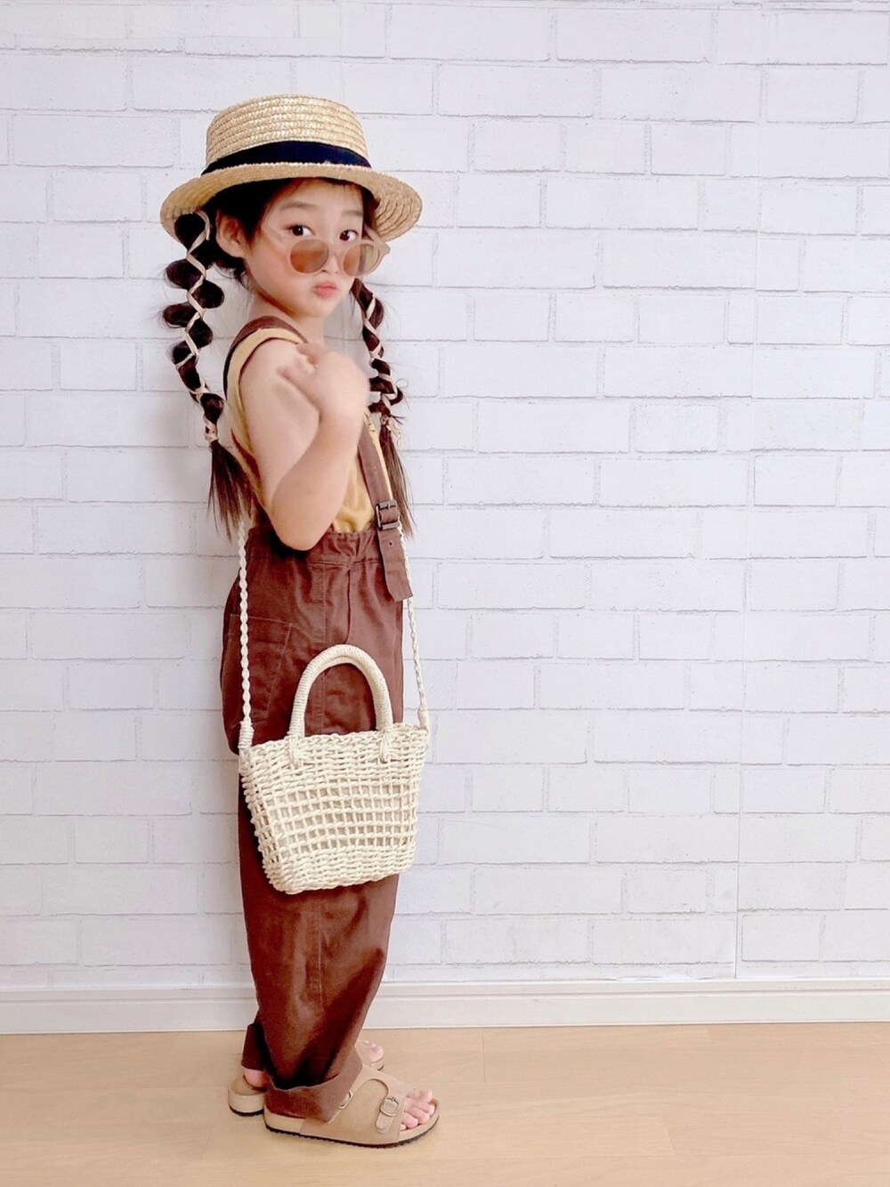 ブラウン系のタンクトップ、ブラウン系のその他パンツ、ブラウン系のシューズを着用したキッズの夏コーディネートの1枚目の写真