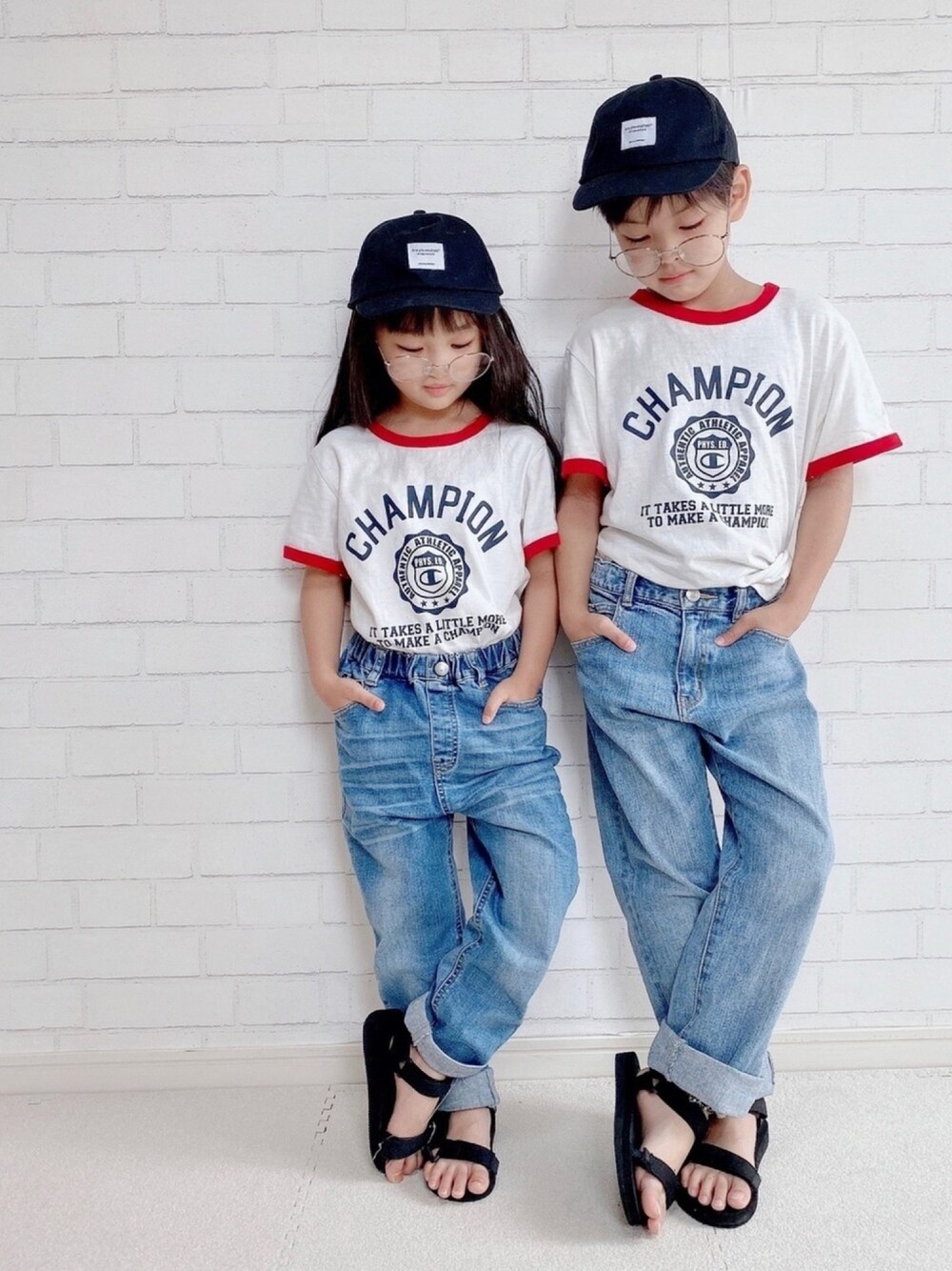 ホワイト系のTシャツ/カットソー、ブルー系のデニムパンツ、ブルー系のデニムパンツを着用したキッズの夏コーディネートの1枚目の写真