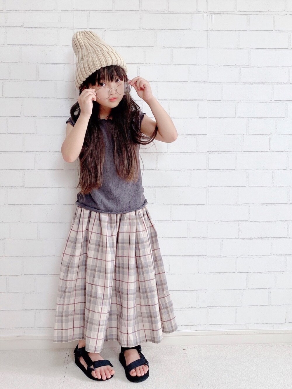 「hokkoriko、おしゃれさんと繋がりたい、女の子、スポーツサンダル、ノースリーブ、チェックスカート」｜「pasàpasのアイテム（タンクトップ、ホワイト系）」を使った、haruhinaさん（キッズ・110cm）の夏コーディネートの1枚目の写真