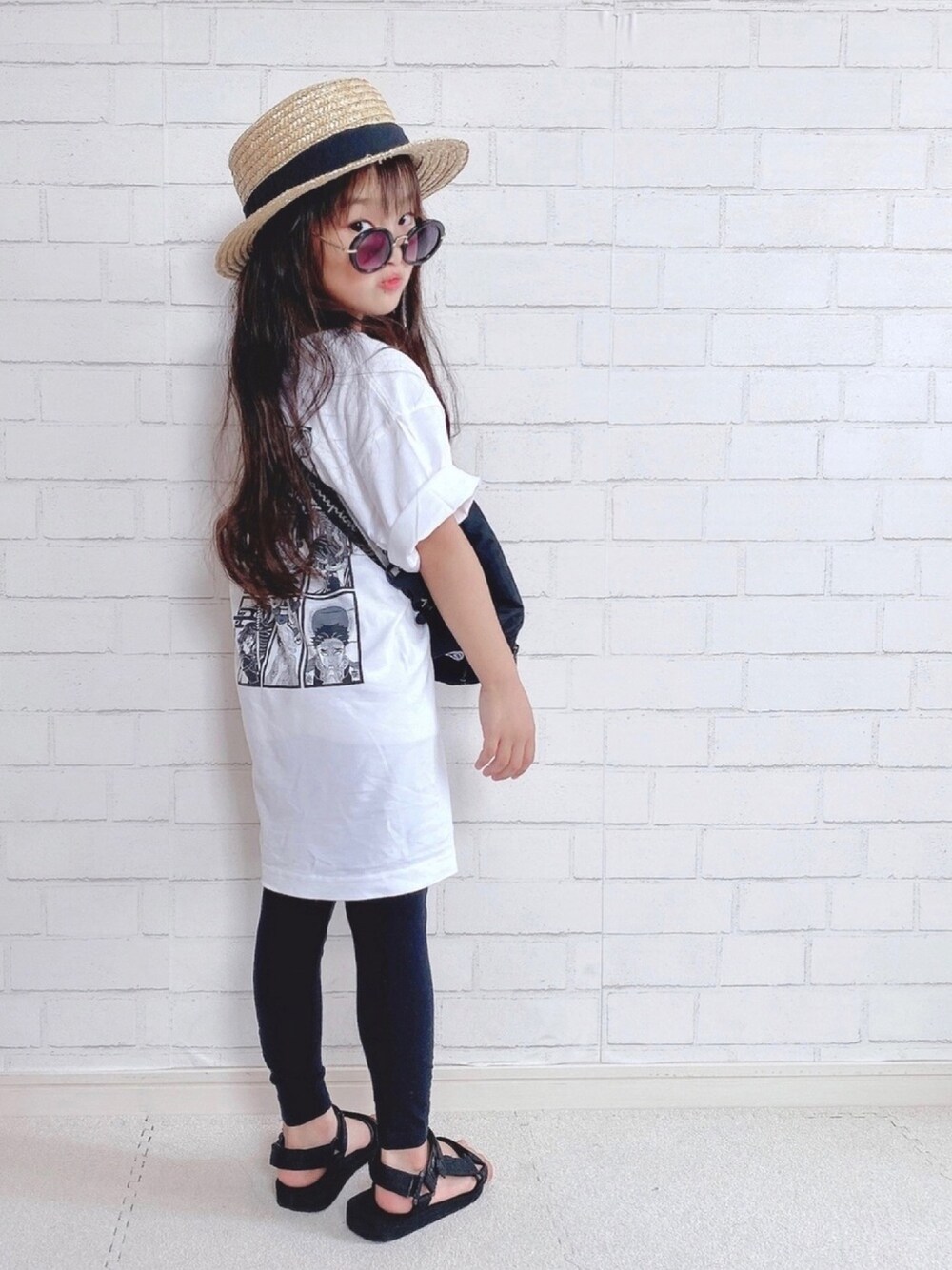「ロゴT、夏コーデ、おしゃれさんと繋がりたい、夏だ！Tシャツ着よう！、オーバーサイズ、むぎわら帽子、白Tシャツ、レギンス」｜「UNIQLOのアイテム（Tシャツ/カットソー、ホワイト系）」を使った、haruhinaさん（キッズ・110cm）の夏コーディネートの1枚目の写真