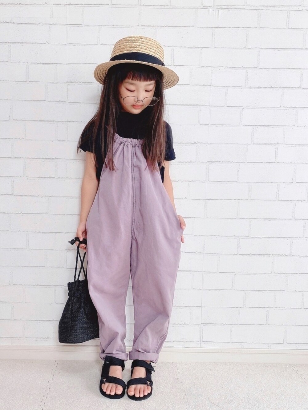 「麦わら帽子、くすみカラー、巾着バッグ、サロペット、おしゃれさんと繋がりたい、スポーツサンダル」｜「B:MING by BEAMSのB:MING by BEAMS / デニム オールインワン 20SS-R（つなぎ/オールインワン、パープル系）」を使った、haruhinaさん（キッズ・110cm）の夏コーディネートの1枚目の写真