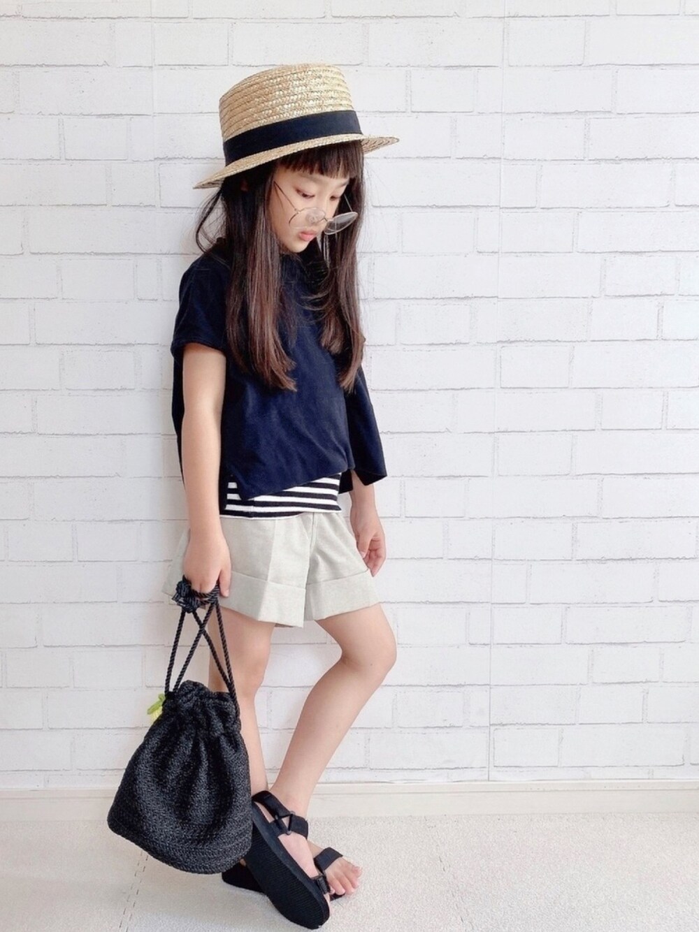 「女の子、巾着バッグ、GU、おしゃれさんと繋がりたい、プチプラ、ショートパンツ」｜「antiquaのリブタンクトップ(キッズ)（タンクトップ、ブラック系）」を使った、haruhinaさん（キッズ・110cm）の夏コーディネートの1枚目の写真