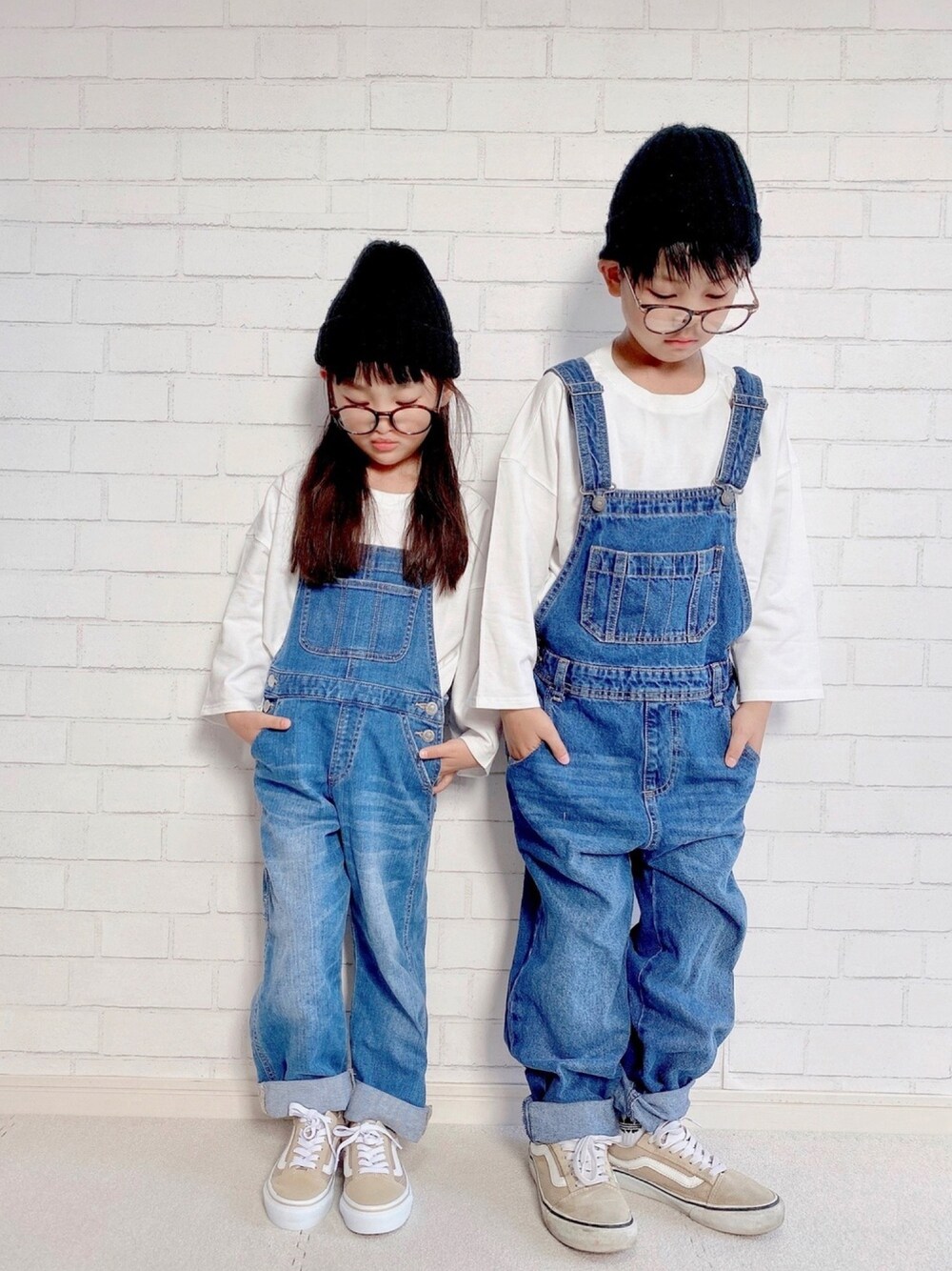 ホワイト系のTシャツ/カットソー、ホワイト系のTシャツ/カットソー、ブルー系のサロペット/オーバーオールを着用したキッズの夏コーディネートの1枚目の写真