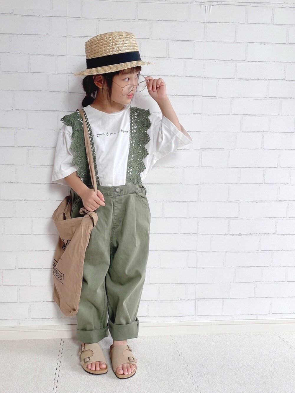 グリーン系のその他パンツ、ベージュ系のTシャツ/カットソー、ブラウン系のシューズを着用したキッズの秋コーディネートの1枚目の写真